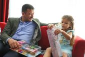 AK Parti’li Dağ, İzmir’deki sarsıntının sembol ismi Ayda’yı ziyaret etti Açıklaması