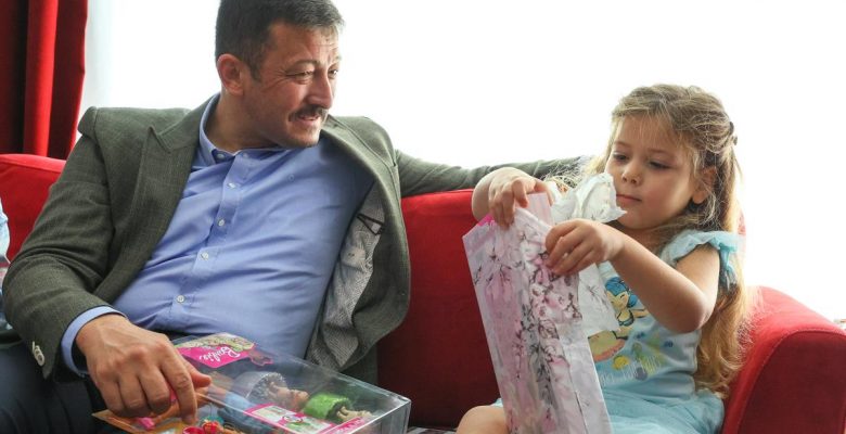 AK Parti’li Dağ, İzmir’deki sarsıntının sembol ismi Ayda’yı ziyaret etti Açıklaması