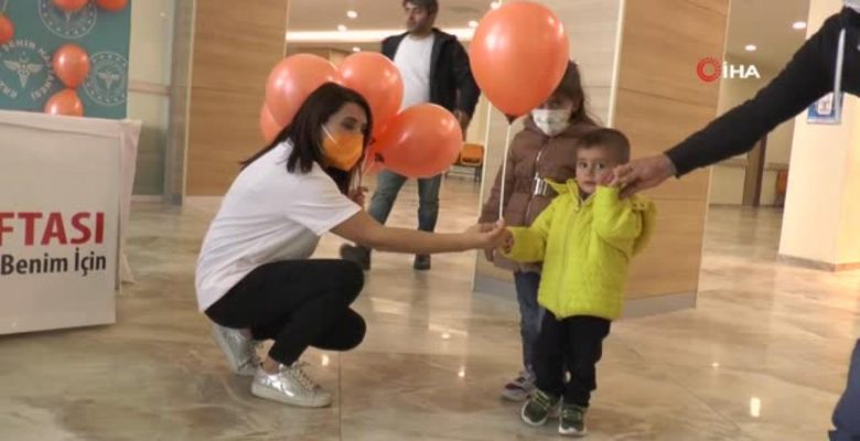 Covid-19 testi olumlu çıkan anne bebeğini emzirmeye devam edebilir