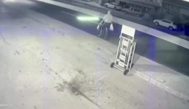 Görme engelliye çarpma anı güvenlik kamerasında