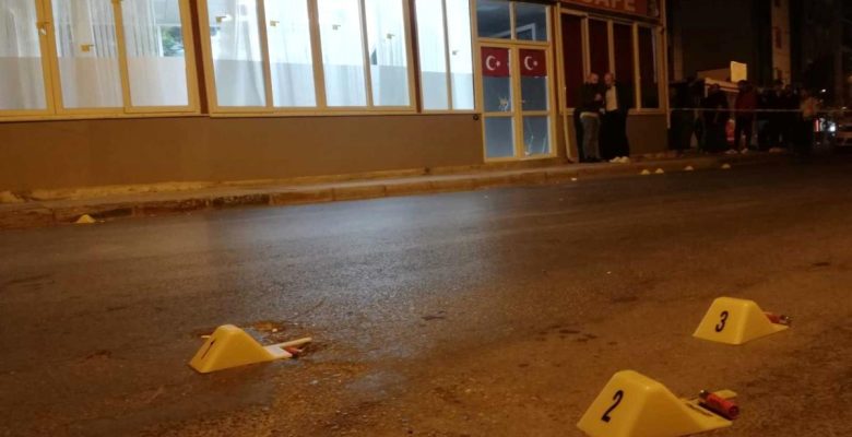 Kafeye ateş açan saldırganı bekçiler etkisiz hale getirdi