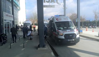 Köy meydanında bıçaklı arbede: 2 yaralı
