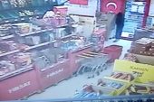 Markette Türk bayrağını gören çocuktan duygulandıran hareket