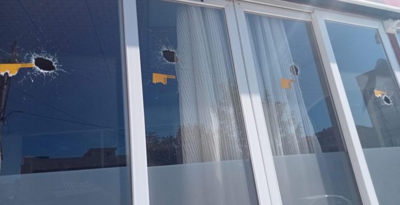 Pompalı tüfekle kafeye ateş açtı