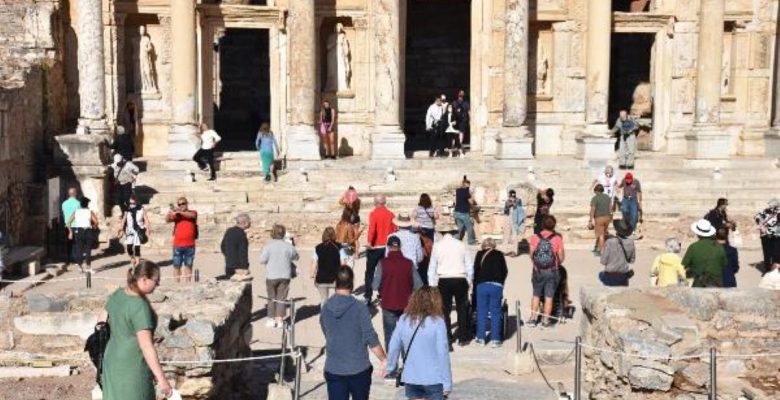 Tarih turizminin gözdesi Efes’te pandeminin izleri siliniyor