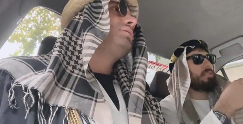 2 kilometreye 20 dolar istedi! Arap turist kılığına giren fenomenler, taksicinin dolandırıcılığını bu türlü kayda aldı