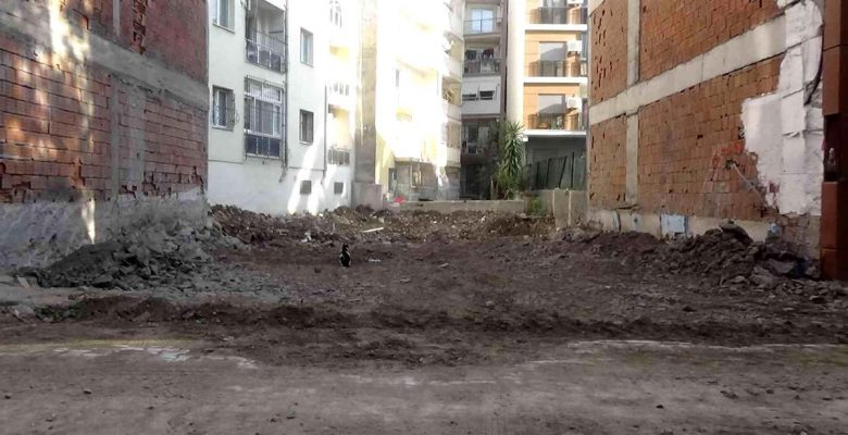 5 binayı boşalttıran hafriyat: Çatıya çıktıklarında fayansların ayrıldığını gördüler