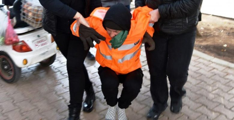 Antalya’da bir garip olay! Rus bayan, cuma namazı kılan cemaatin önünde bale yaptı