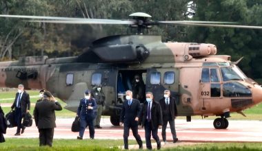 Bakan Akar, beraberindeki TSK komuta kademesi ile Ege Ordusu’nda