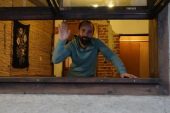 Çiçeklerini çalan hırsızlara davet yapıp, çay içmeye davet etti