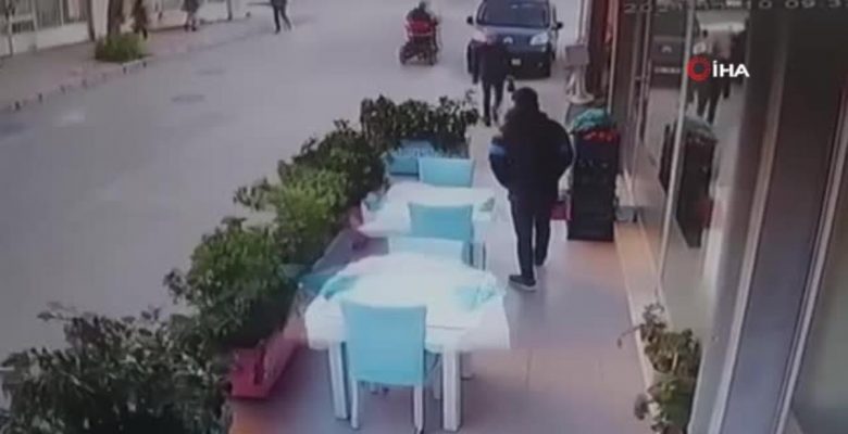Devrilen ağacın altında kalmaktan son anda kurtuldu