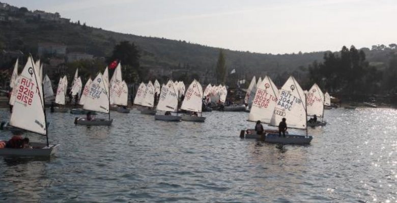Foça’da Atatürk Kupası Yelken Yarışları başladı