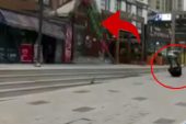 İstanbul’da yüreklerin ağza geldiği an! Yolda yürüyen genç uçan tabeladan son anda kurtuldu