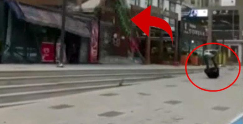İstanbul’da yüreklerin ağza geldiği an! Yolda yürüyen genç uçan tabeladan son anda kurtuldu