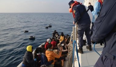 İzmir açıklarında 59 sistemsiz göçmen kurtarıldı