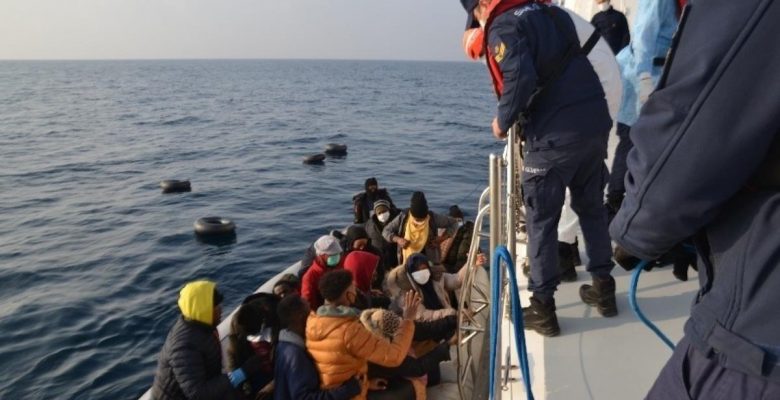 İzmir açıklarında 59 sistemsiz göçmen kurtarıldı