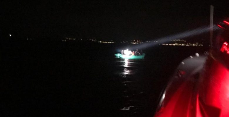 İzmir açıklarında Türk kara sularına itilen 61 sistemsiz göçmen kurtarıldı