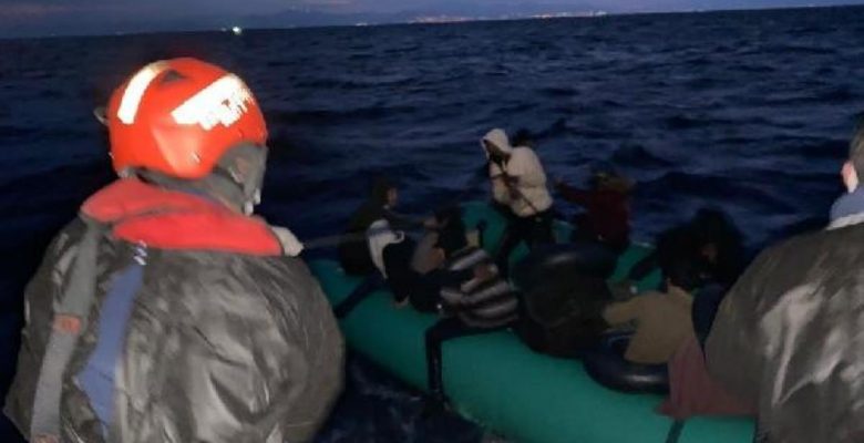 İzmir’de 61 kaçak göçmen kurtarıldı
