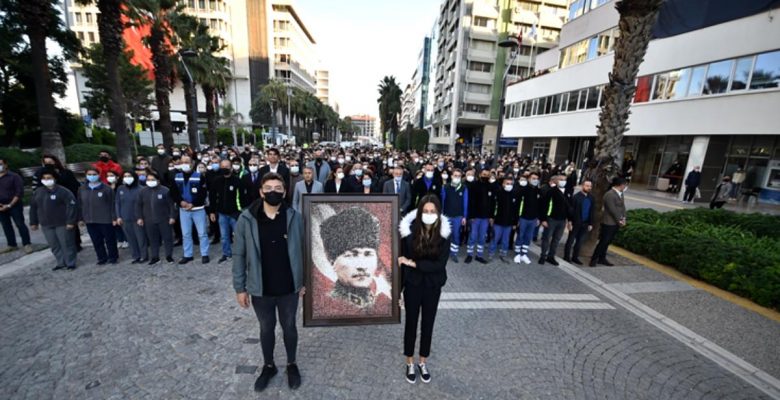 İzmir’de Ata’ya hürmet için hayat durdu