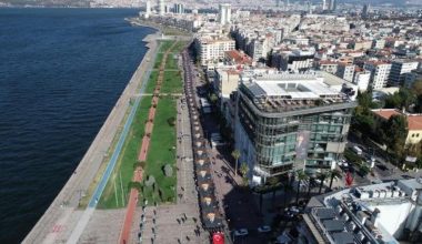 İzmir’de Ata’ya hürmet yürüyüşü