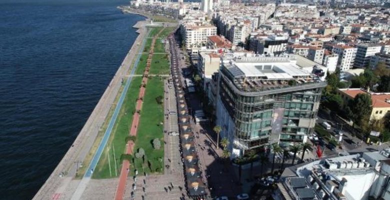 İzmir’de Ata’ya hürmet yürüyüşü