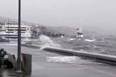 İzmir’de deniz taştı: O anlar bu türlü görüntülendi