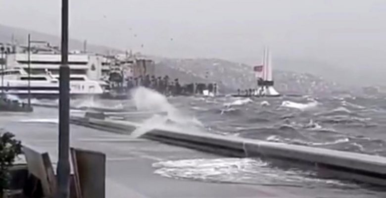 İzmir’de deniz taştı: O anlar bu türlü görüntülendi