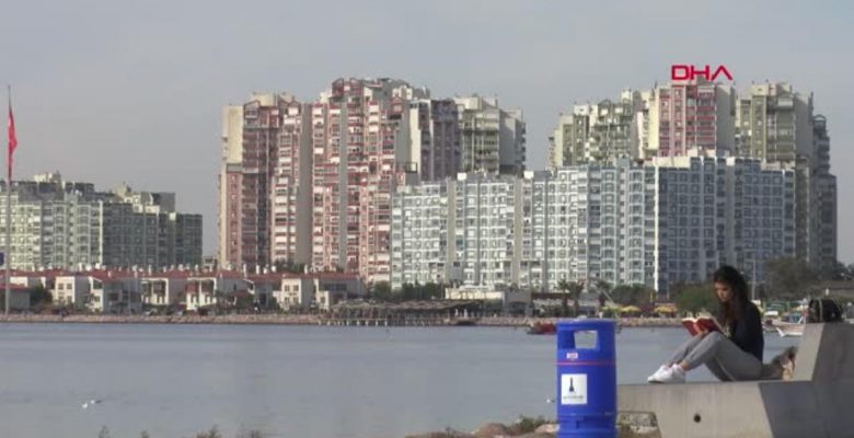 İzmir’de denizin rengi marulların temizlenmesiyle maviye döndü