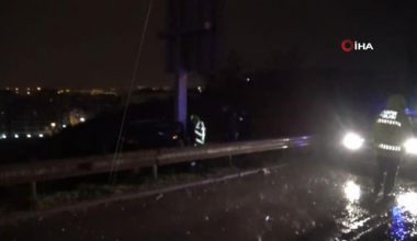 İzmir’de kaza sonrası hurdaya dönen aracın şoförü hayatını kaybetti