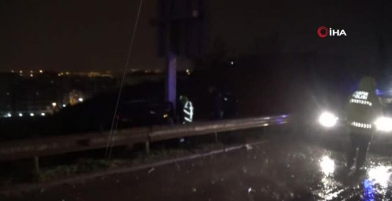 İzmir’de kaza sonrası hurdaya dönen aracın şoförü hayatını kaybetti