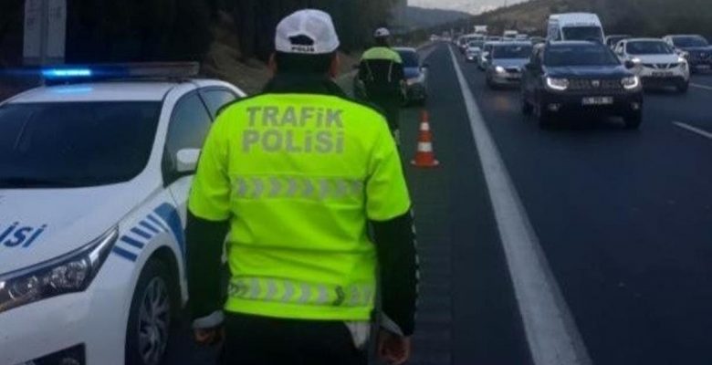 İzmir’de trafik kurallarına uymayan 18 bin 261 şoföre ceza