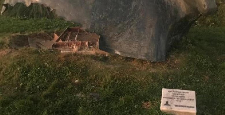 İzmir’de üç heykele hücum