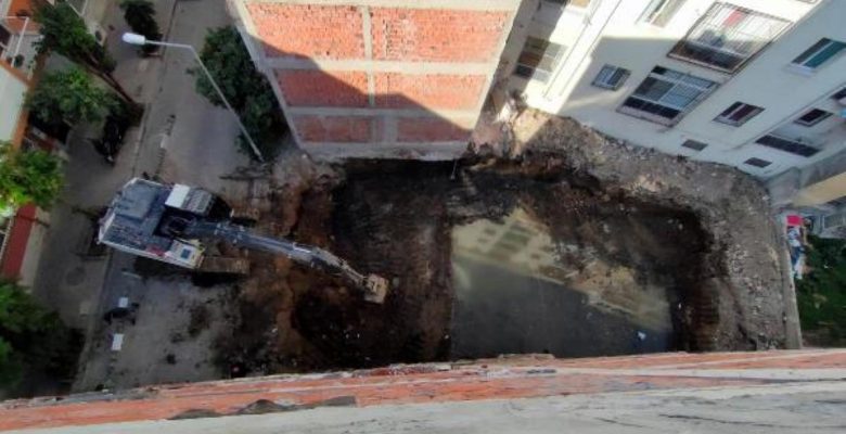 İZMİR’DE YAN BİNADA KAYMA SAVINDA ARSA SAHİBİ TEMELE ÇOK GİRMİŞLER