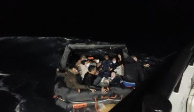 İzmir’in Çeşme ve Dikili ilçeleri açıklarında 68 sistemsiz göçmen kurtarıldı