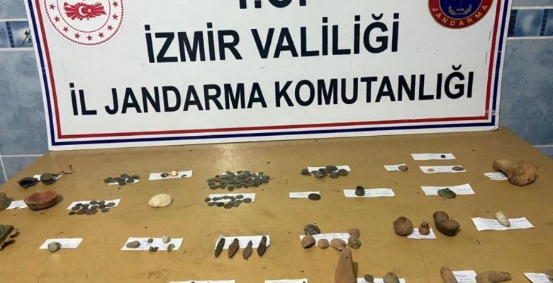 Konutunu müzeye çevirmiş: 165 modül tarihi eser ele geçirildi