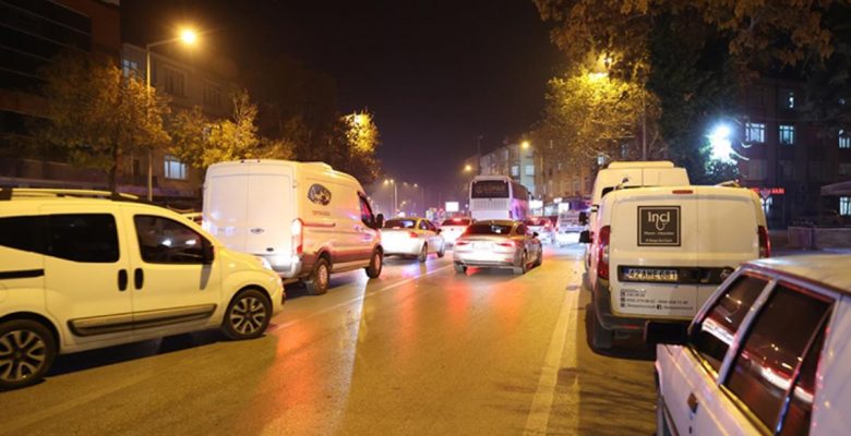 Konya’daki şiddetli sarsıntıdan birinci görüntüler! Vatandaşlar kendilerini panikle dışarıya attı