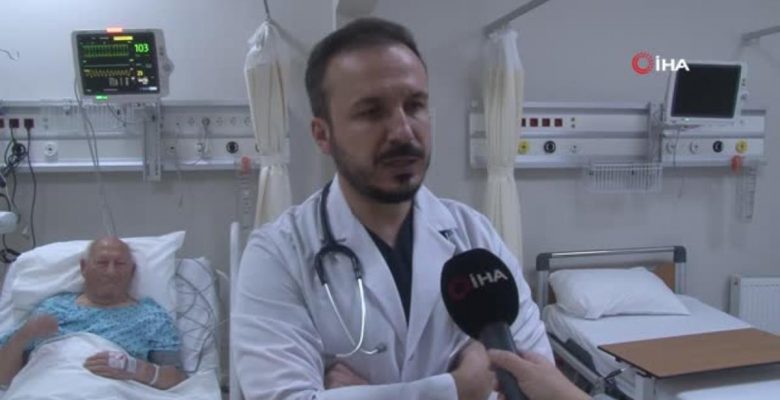 Meskeninde kalp krizi geçiren 93 yaşındaki adam, koldan anjiyo yapılarak hayata tutundu