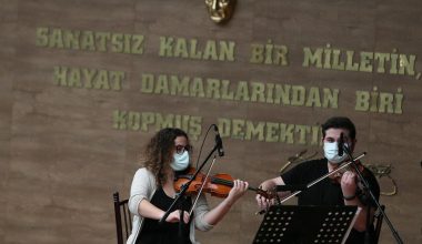Mühendis çiftin “filarmoni” projesi, salonları aşıp fabrika ve huzurevlerine yayıldı