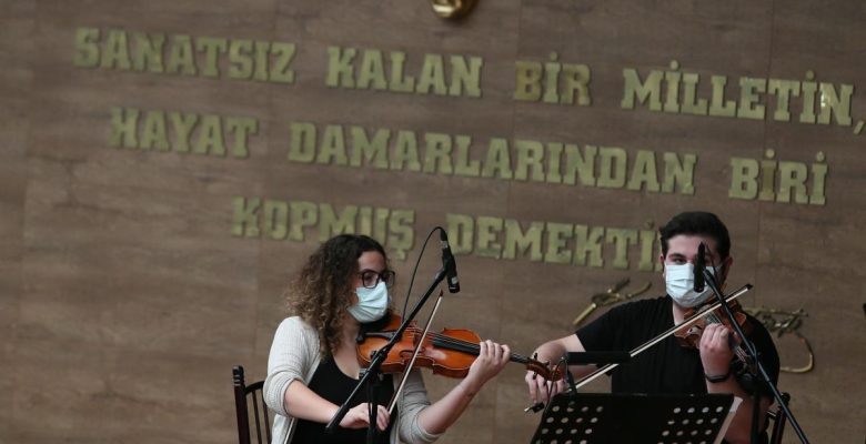 Mühendis çiftin “filarmoni” projesi, salonları aşıp fabrika ve huzurevlerine yayıldı