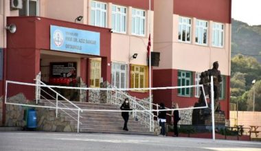 PROF. DR. AZİZ SANCAR ORTAOKULU’NDA BİR ÇOK DERSLİKTE YÜZ YÜZE EĞİTİME KORONAVİRÜS ORTASI