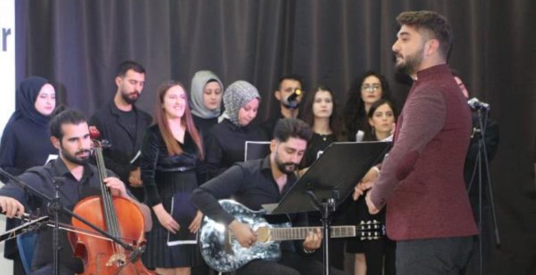 Şırnak’ta öğretmenler meslektaşları için türkü söyledi
