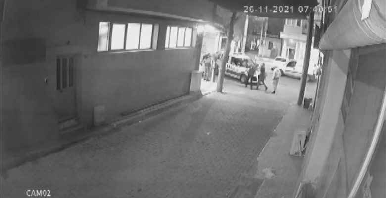 Son dakika haberi: İzmir’de polisin sırtından bıçaklandığı an kamerada