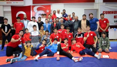 Son dakika haberleri! Bayraklı’nın çocukları güreş karşılaşmalarına damga vurdu