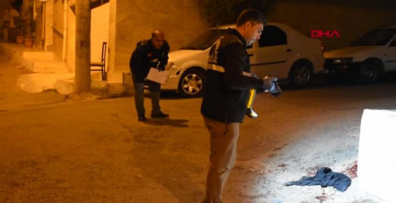 Son Dakika | İZMİR’DE KÜFÜRLEŞME TARTIŞMASI BIÇAKLI HENGAMEYE DÖNÜŞTÜ: 1 MEYYİT, 5 YARALI