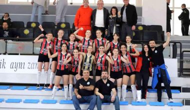 Turgutlu Belediyespor Bayan Voleybol grubu rakibine geçit vermedi