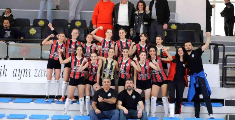 Turgutlu Belediyespor Bayan Voleybol grubu rakibine geçit vermedi
