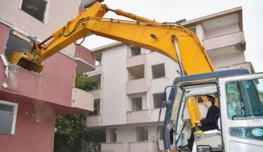 Tuzla’da kentsel dönüşüm sürat kesmeden devam ediyor! Birinci kepçeyi Belediye Lideri Şadi Yazıcı vurdu