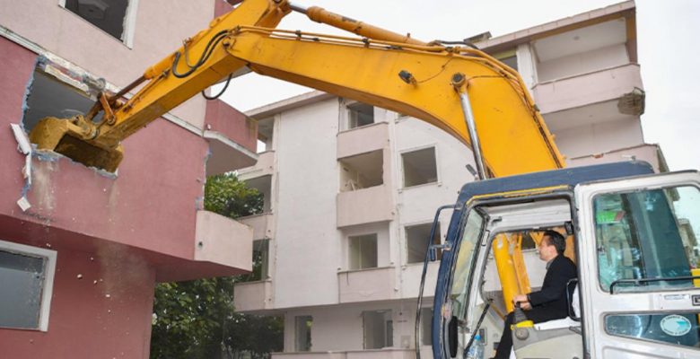 Tuzla’da kentsel dönüşüm sürat kesmeden devam ediyor! Birinci kepçeyi Belediye Lideri Şadi Yazıcı vurdu