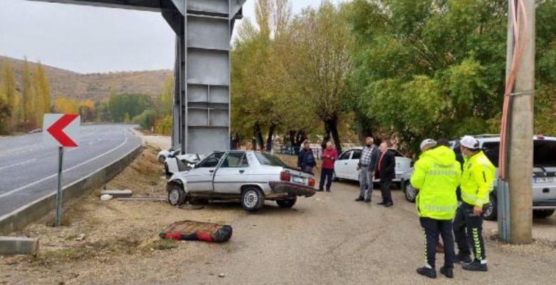 Üstgeçit direğine çarpan araçta dehşetli detay! Ölen eşiyle dakikalarca mahsur kaldı