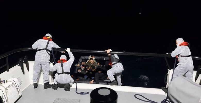 Vefata sürüklenen göçmenleri Kıyı Güvenlik kurtardı